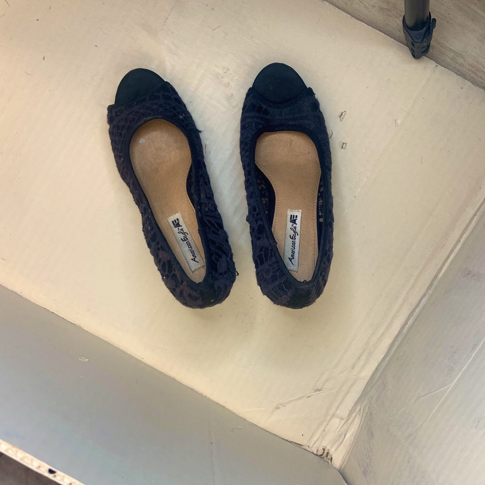 Size 6 in women shoes black heels .